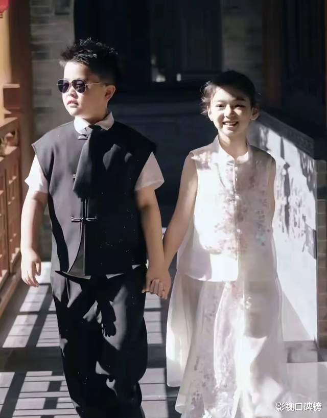 佟大为一家参加董璇生日宴，9岁儿子罕见出镜，长相憨厚身高猛长