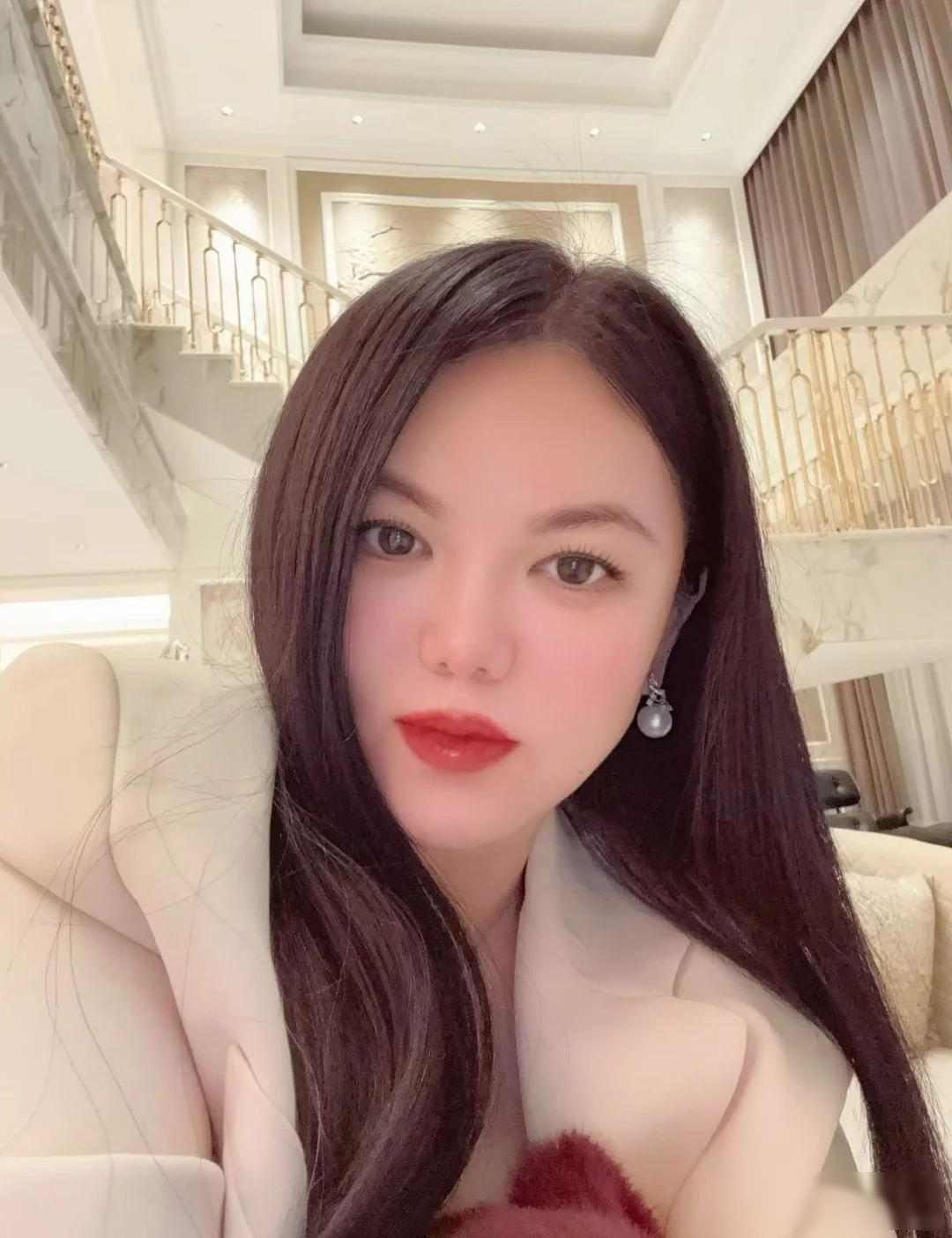 李湘遭全平台封号，近期行程被扒令人费解，原因疑曝光