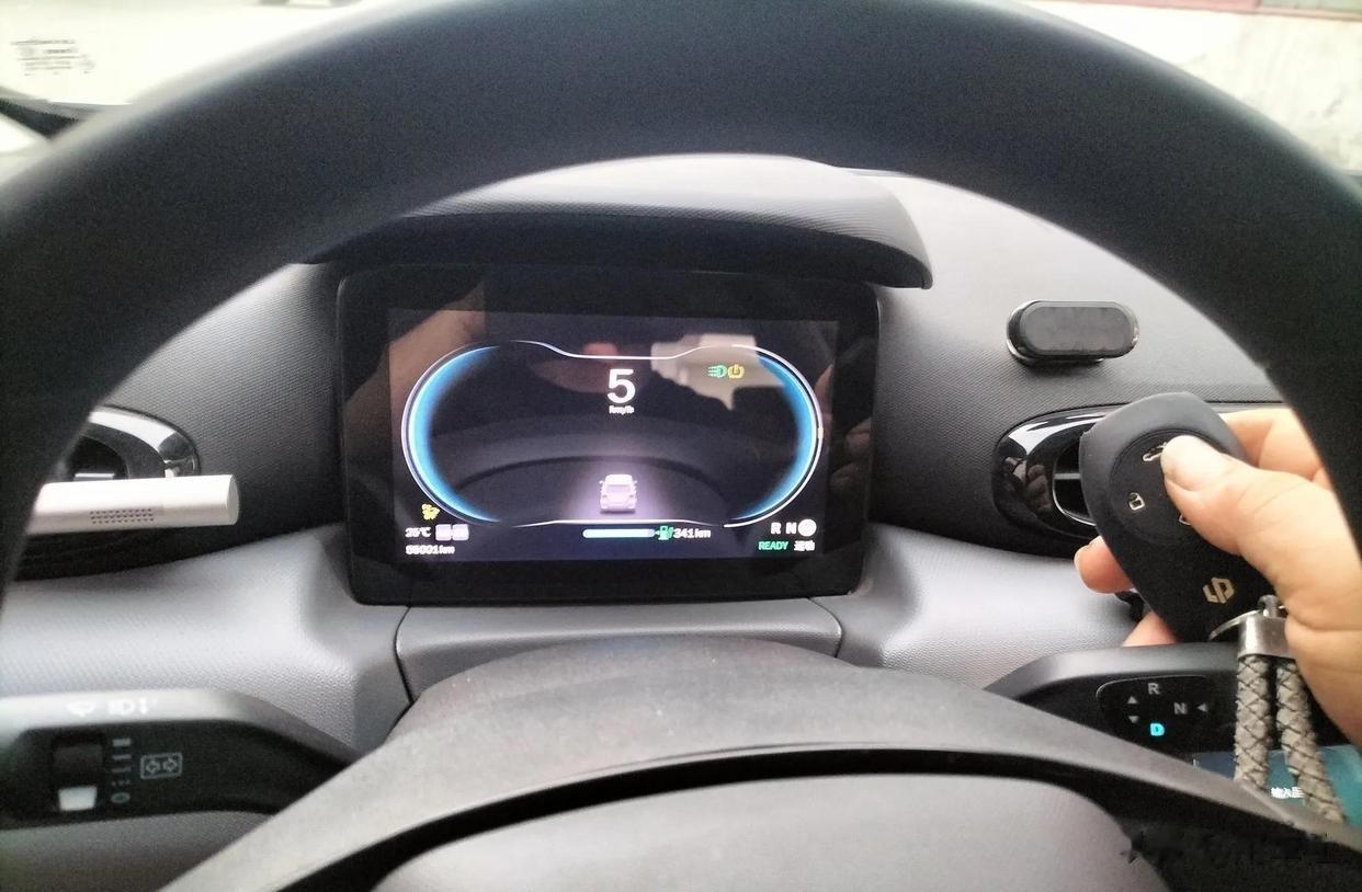 一键启动的车，点火后钥匙拿走了，车还能继续开吗？会不会熄火？