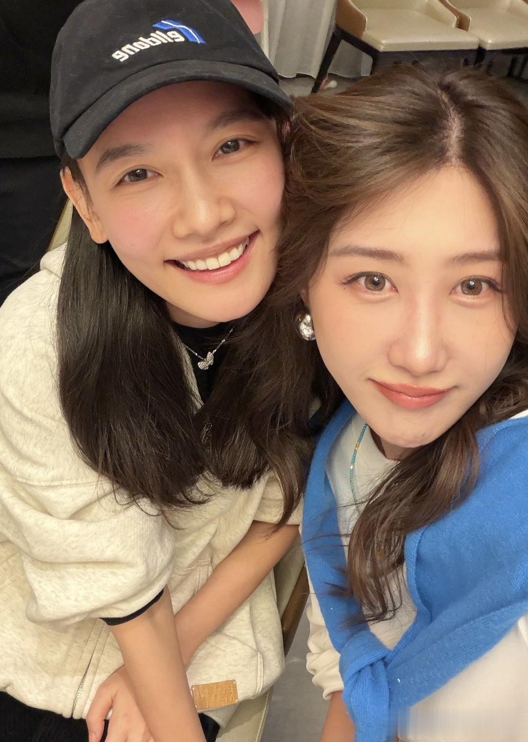 任重和老婆拉手晒幸福,孙骁骁素颜很显嫩,2岁女儿在用粉色餐椅