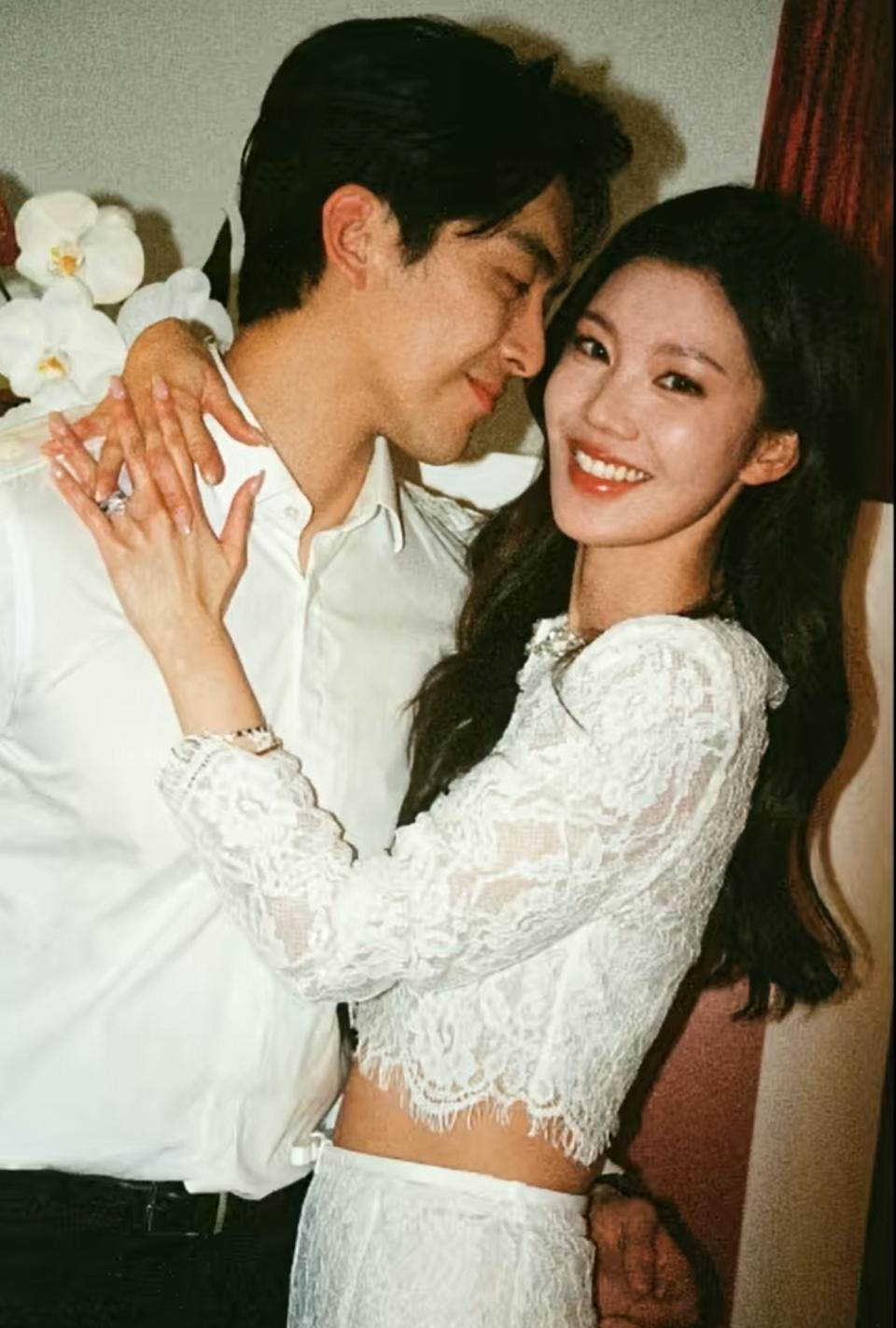 太突然！李晨官宣结婚，夫妻合照曝光，全网恭喜，终于等到这一天