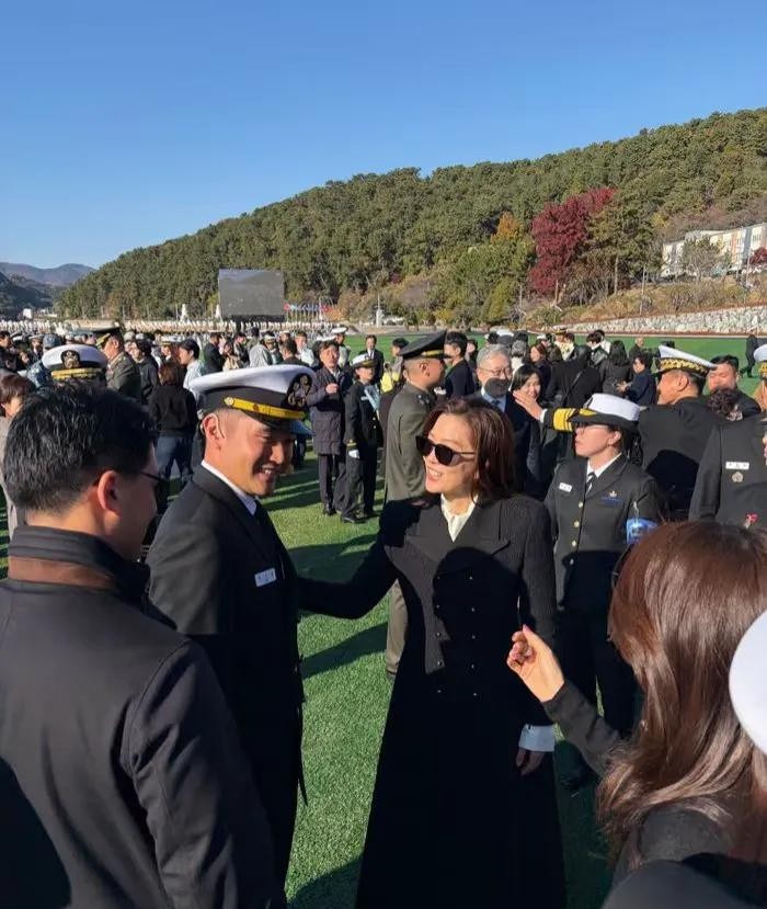 三星太子李智昊：入伍两个月瘦一圈，离婚16年的父母为他罕见同框