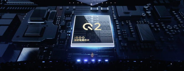 不出意外，即將登場的這頂配直屏，又是對著小米來的