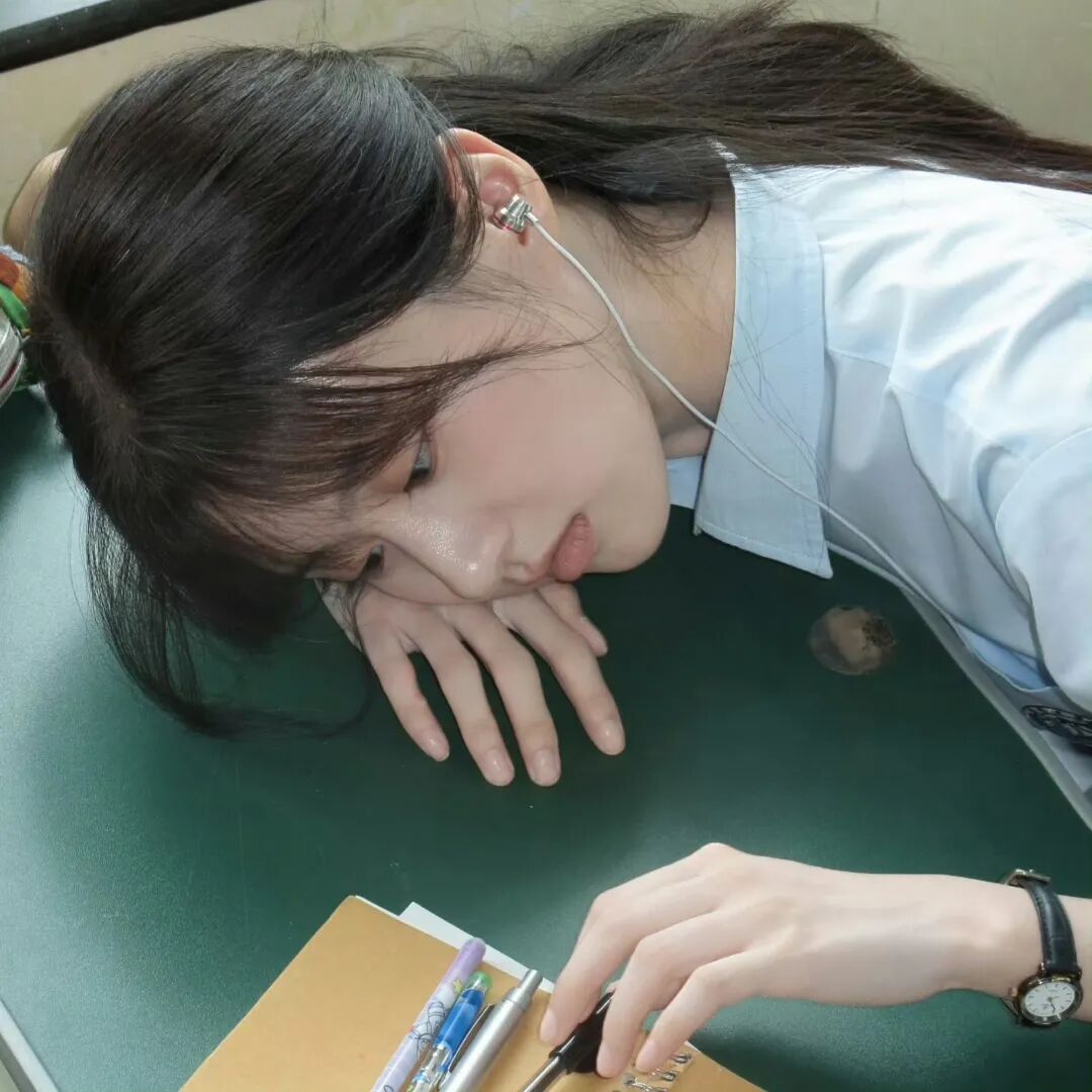 包上恩甜美头像