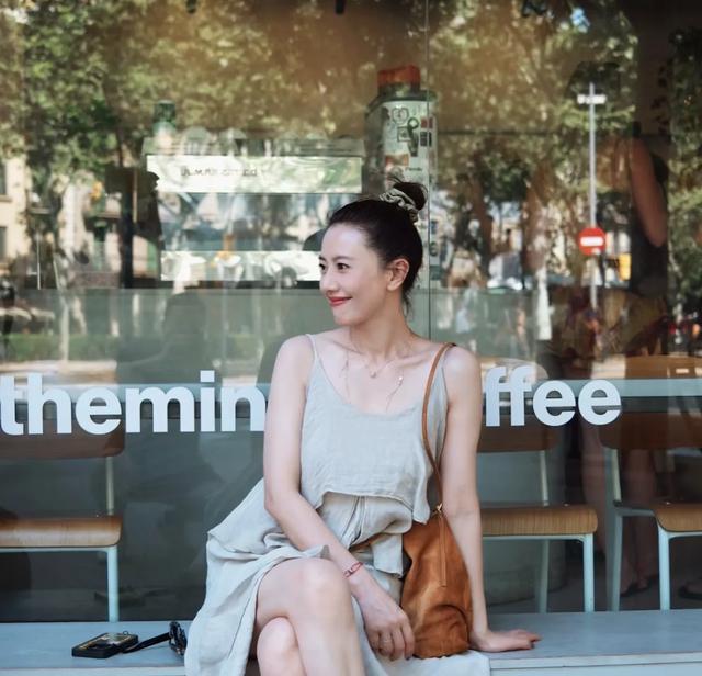 看了45岁高圆圆巴塞罗那4套穿搭，我发现“吊带裙+平底鞋”真高级
