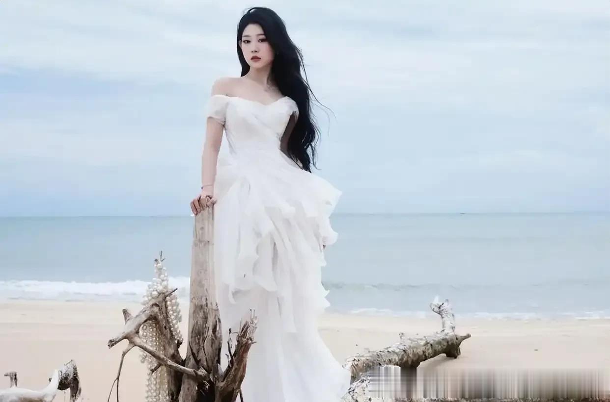 小沈阳女儿晒活动美照，穿抹胸裙配恨天高，高级脸养眼明星范超足