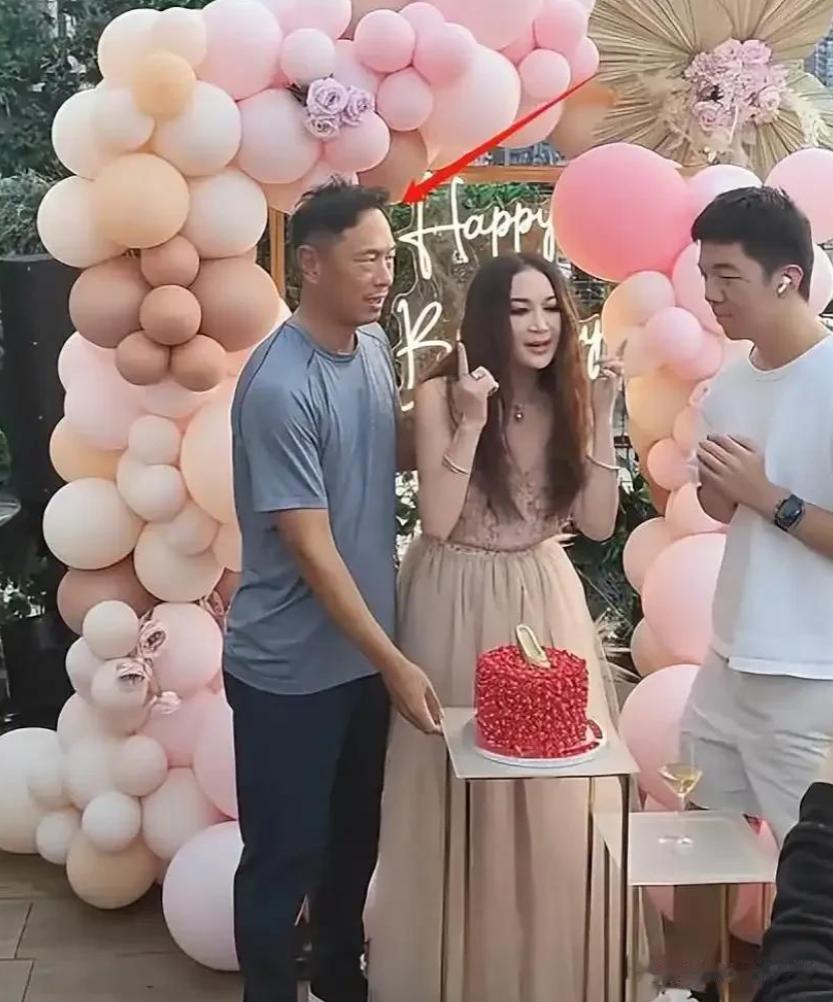 59岁温碧霞香港庆生！16岁养子想要吻妈妈，被爸爸一把拽走好尴尬