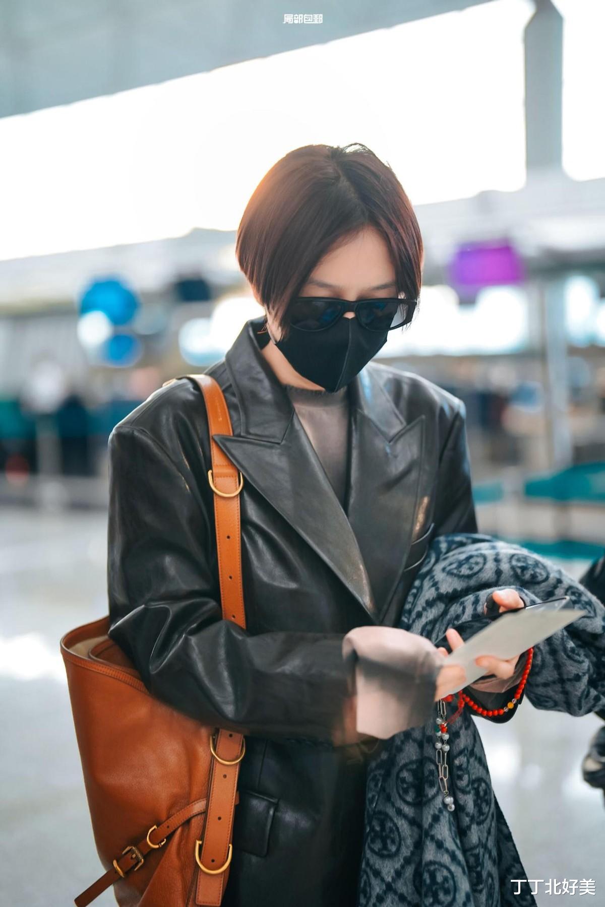 秦岚剪了短发带火了机场穿搭！45岁穿皮衣+短裤，戴墨镜像女王！