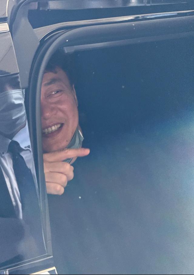 陈奕迅一家三口现身日本，20岁包包青春靓丽，混血男友伴其侧