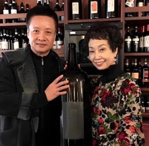 阎维文携妻回平遥，68岁妻子好瘦好显老 与丈夫同框就像两代人一样