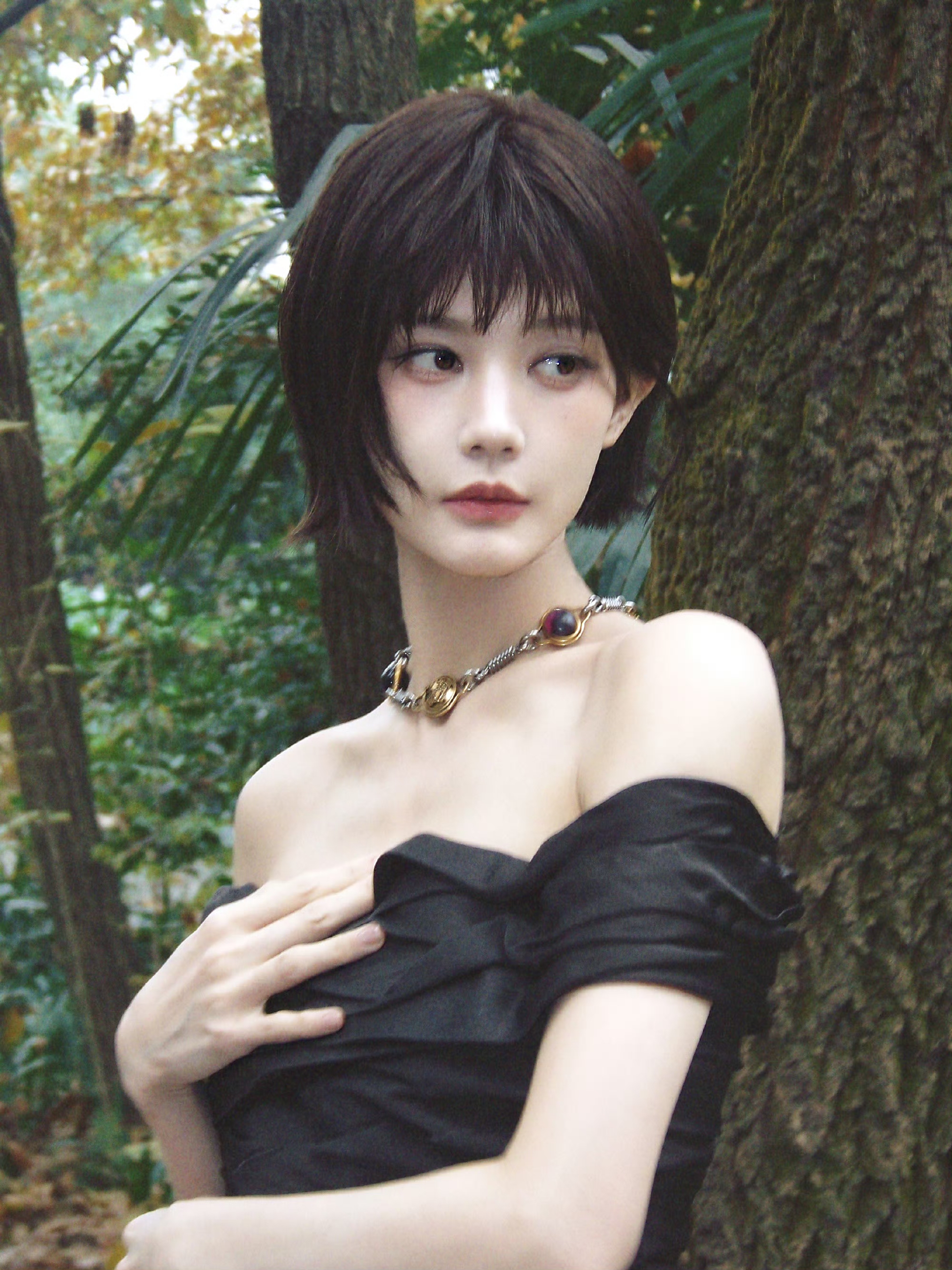 李一桐范思哲活动，短发颠覆温婉形象，露肩黑裙配颈链媚而不俗