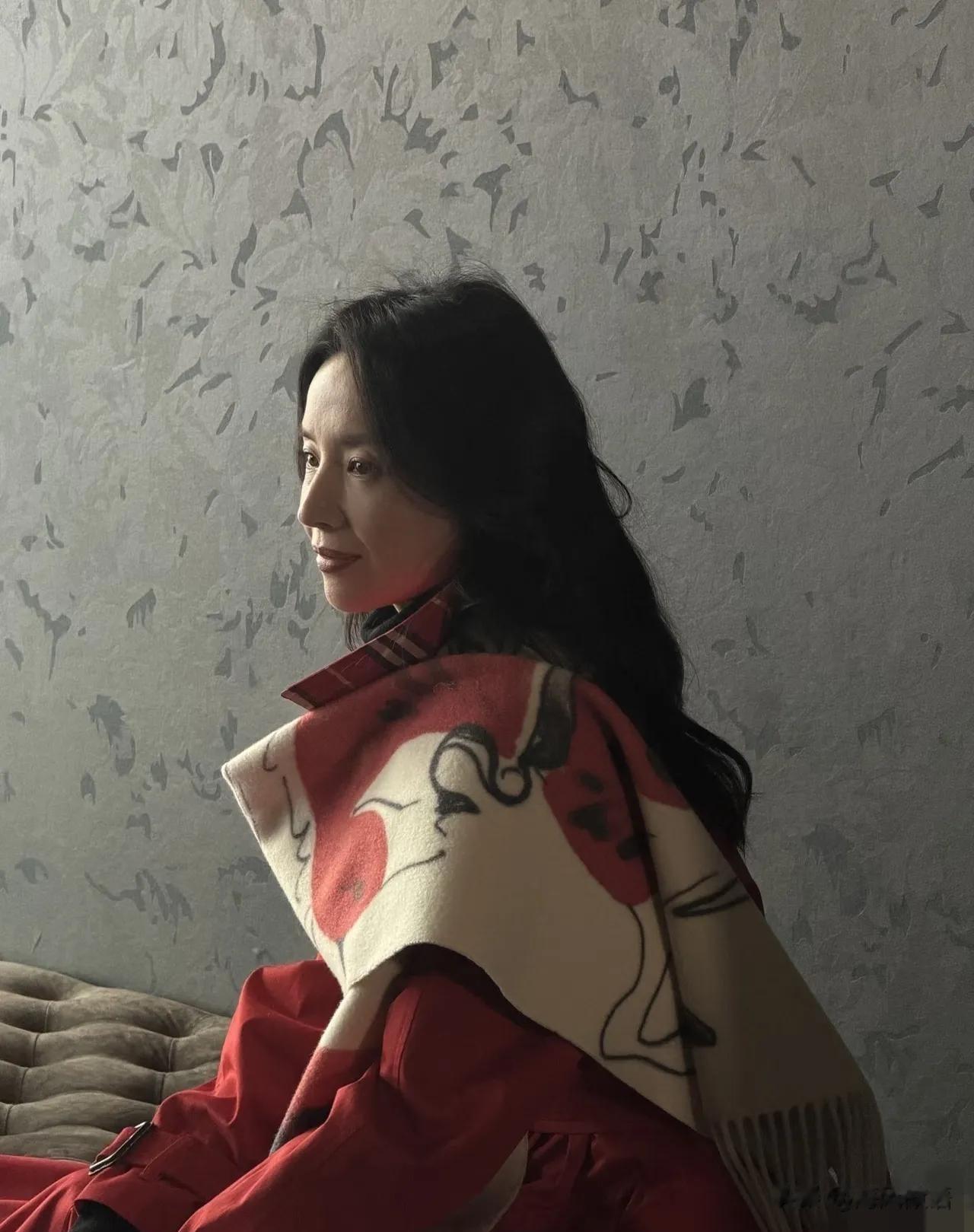 董洁陈坤同框好唏嘘，红色外套显老气，陈坤眼神疲惫没了当年灵气