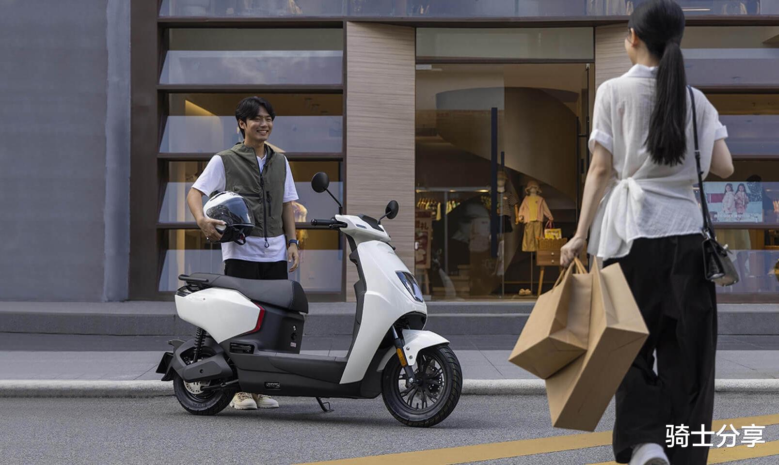 售价5399元，五羊本田发布全新电摩！