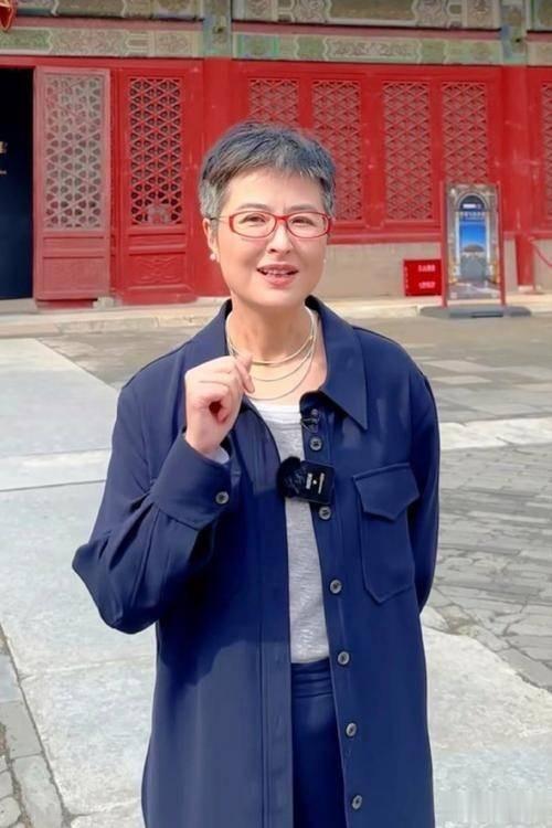 离开央视活出新高度，嫁大18岁李铁为妻，现在52岁的她后悔吗