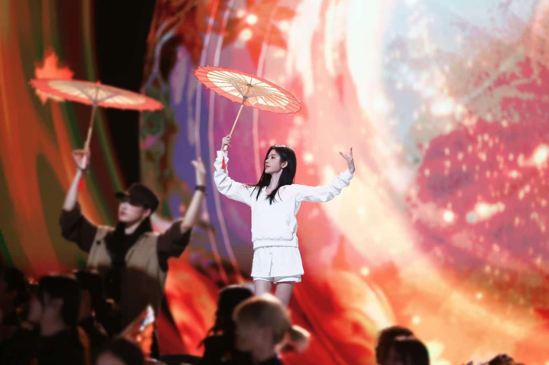 【纸扇翩然,翻阅异常翩翩起舞的乐章】——鞠婧祎