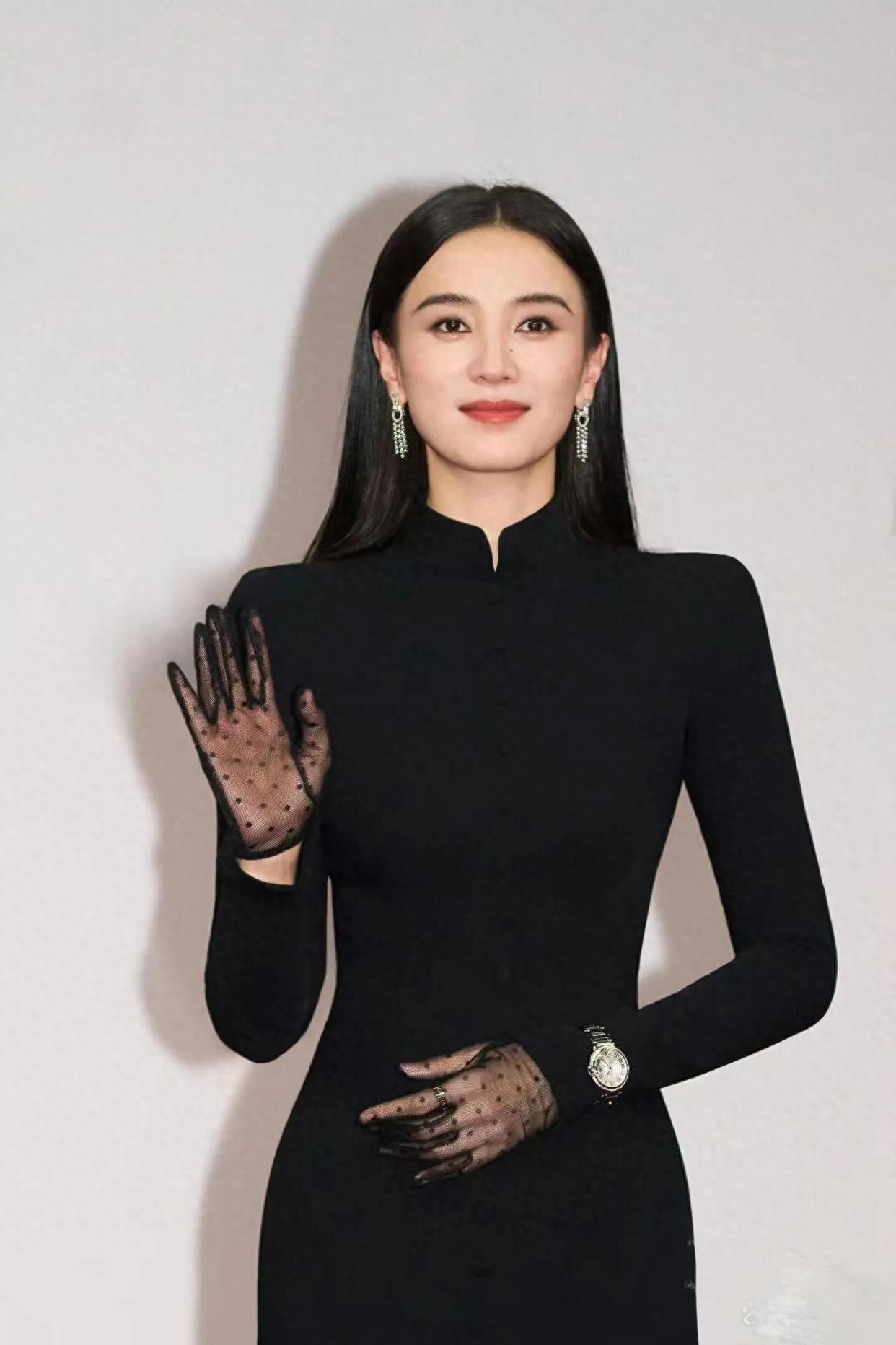 宋佳穿出了80后女性想要高级感！穿黑色修身裙配披肩长发，简约！