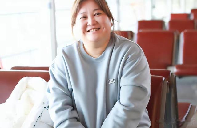 43岁贾玲久违露脸，皮肤并未出现松弛，事业再次传出好消息！