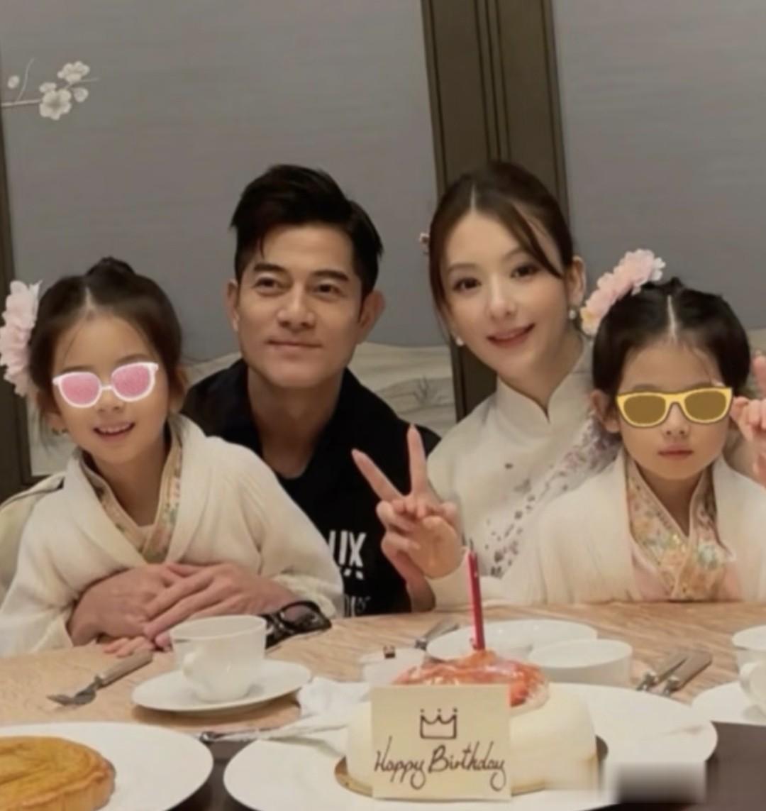 方媛晒红鸡蛋，请私教上门健身，在家穿厚袜子，生完老三怕冷