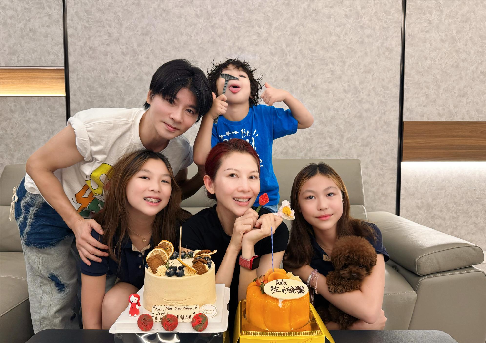 蔡少芬全家现身教堂，满脸皱纹像家庭主妇，俩女儿一头黄发没气质