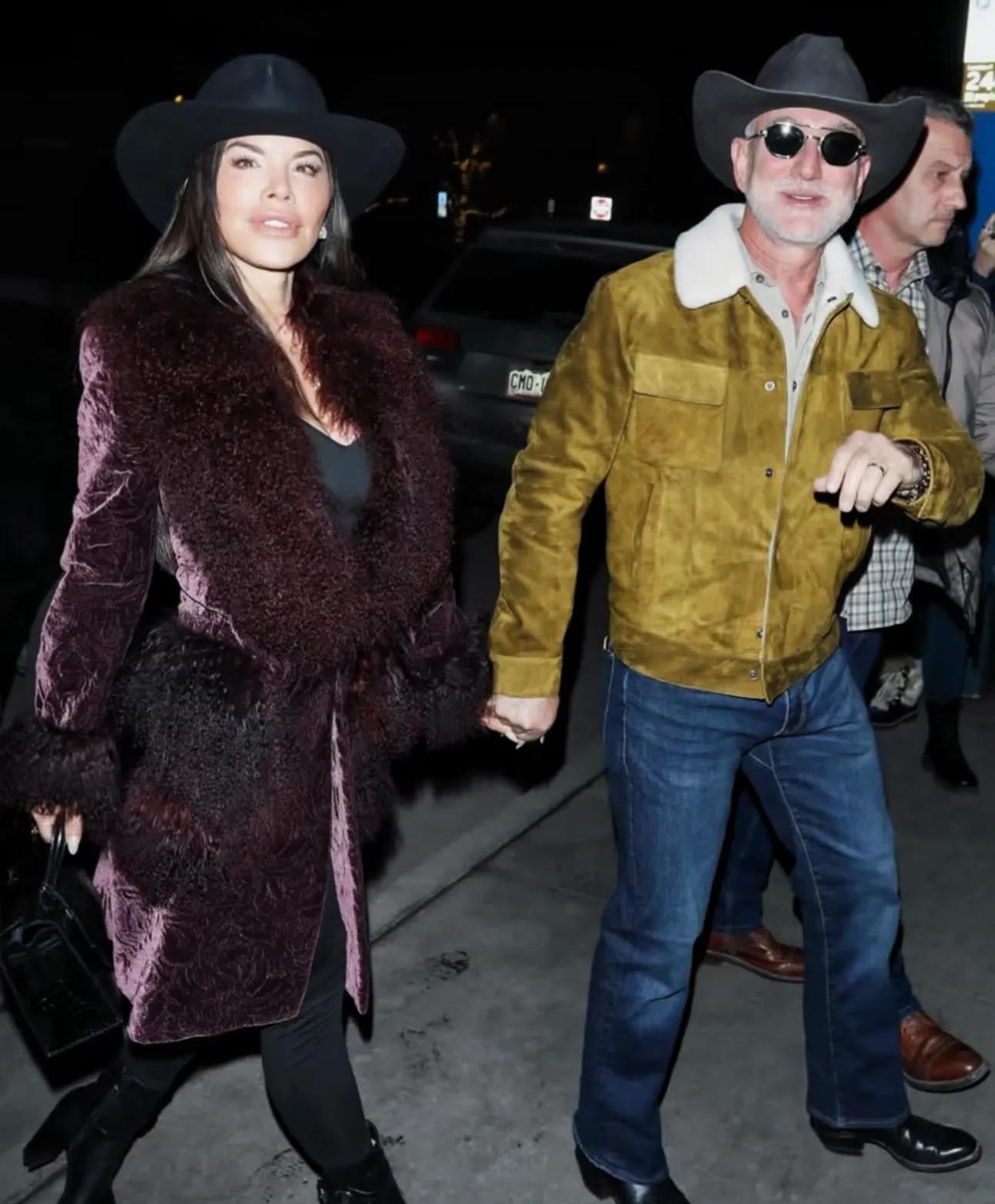 贝佐斯为桑切斯庆生！前首富断崖式衰老像圣诞老人，俩人都很招摇