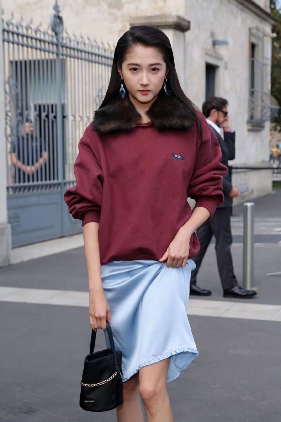 关晓彤现身米兰时装周看秀，造型主打轻松舒适、随性又惬意！