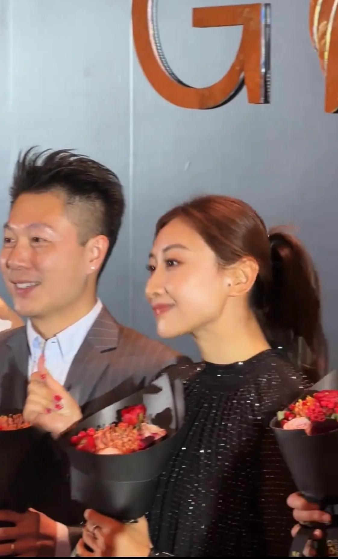 这一夜,郭晶晶戴黄金项链演讲,霍启刚穿中山装帅气,李宁很精神