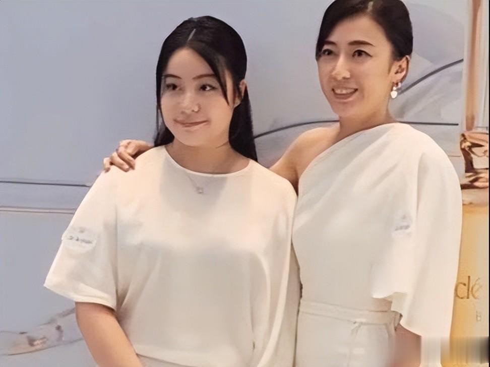 甘比大女儿17岁一脸富贵相,深受刘銮雄宠爱,比两个异母姐姐幸运