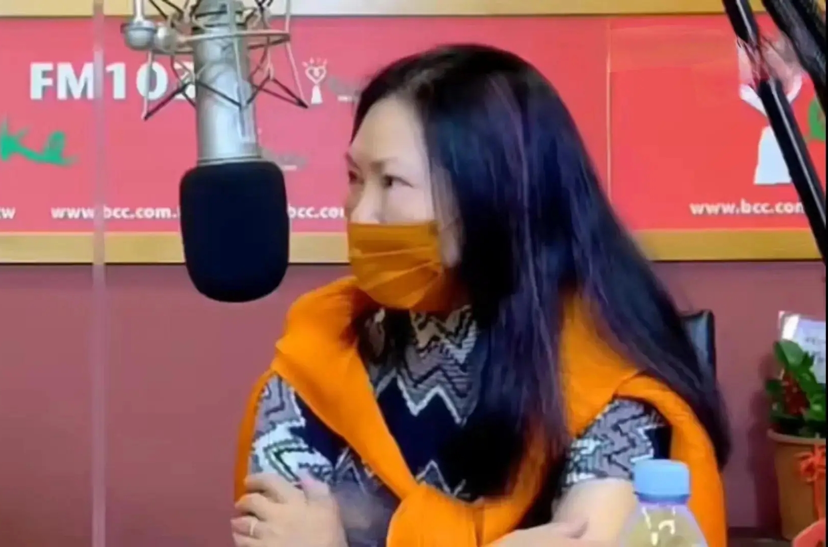 小S送金钟奖杯给母亲，S妈又哭又笑很激动，家里供奉着大S的照片