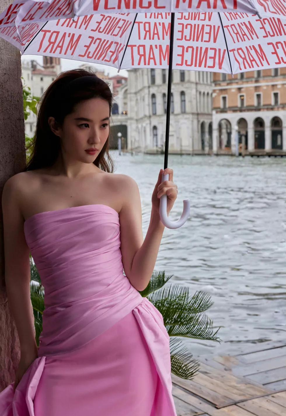 刘亦菲仙品侧颜粉色抹胸裙