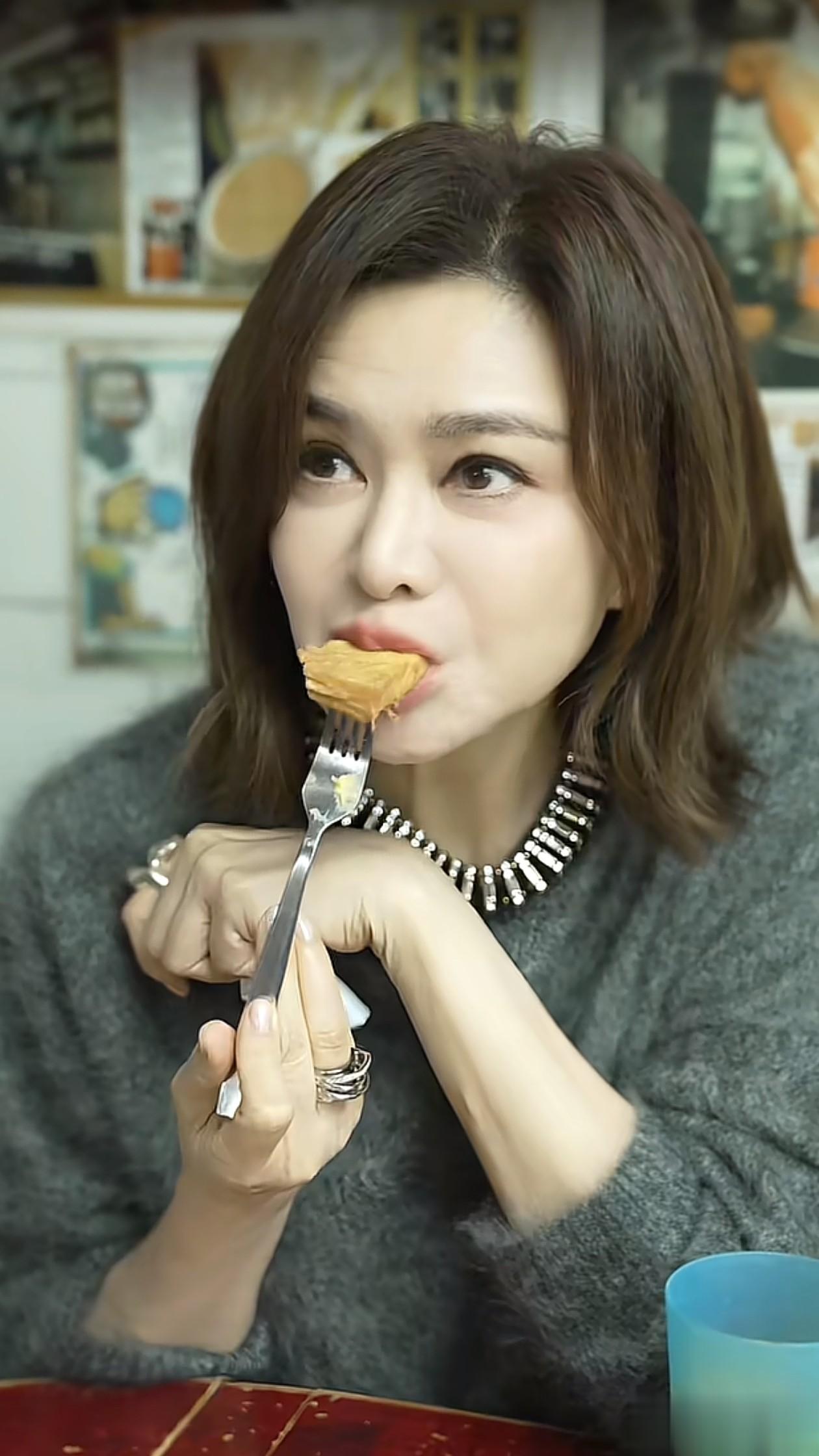 63岁关之琳最新穿搭：齐肩发+毛衣+牛仔裤，大口吃美食，好接地气