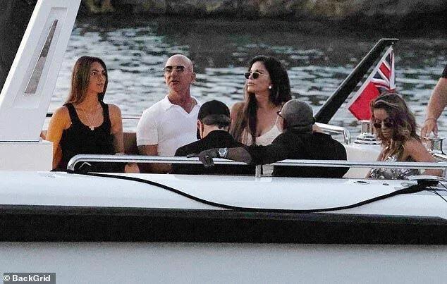 桑切斯贝佐斯西班牙度假,她穿10cm高跟鞋走沙滩,小李子牵手女友