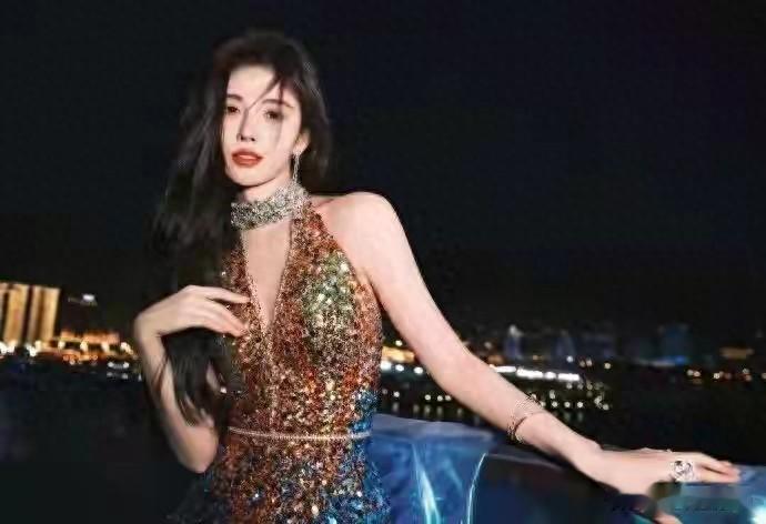 鞠婧祎的性感,是克制美学与氛围张力的融合,性感得很保守。