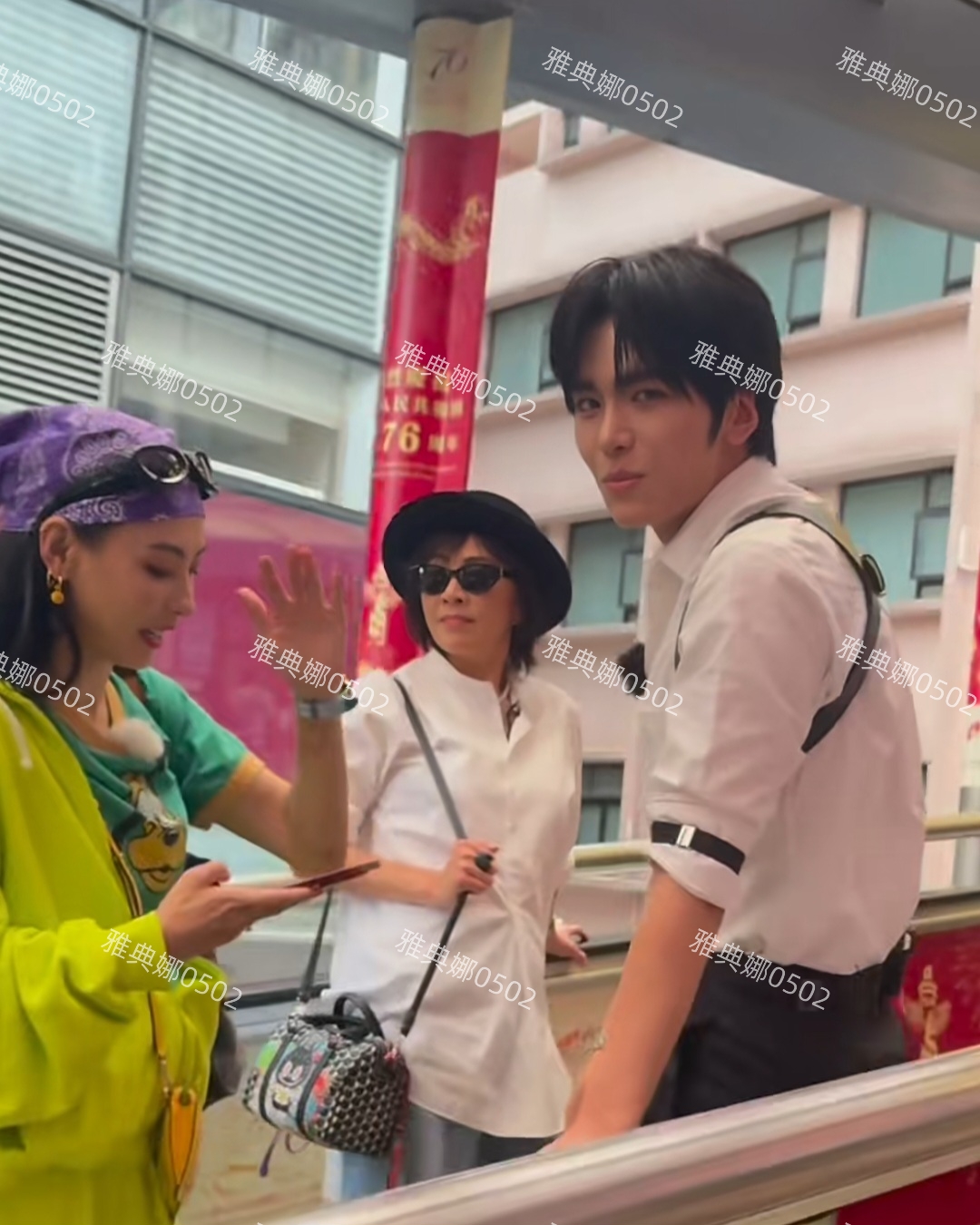 刘嘉玲在香港明显回到了舒适区, 状态在线造型好看连笑容也多起来