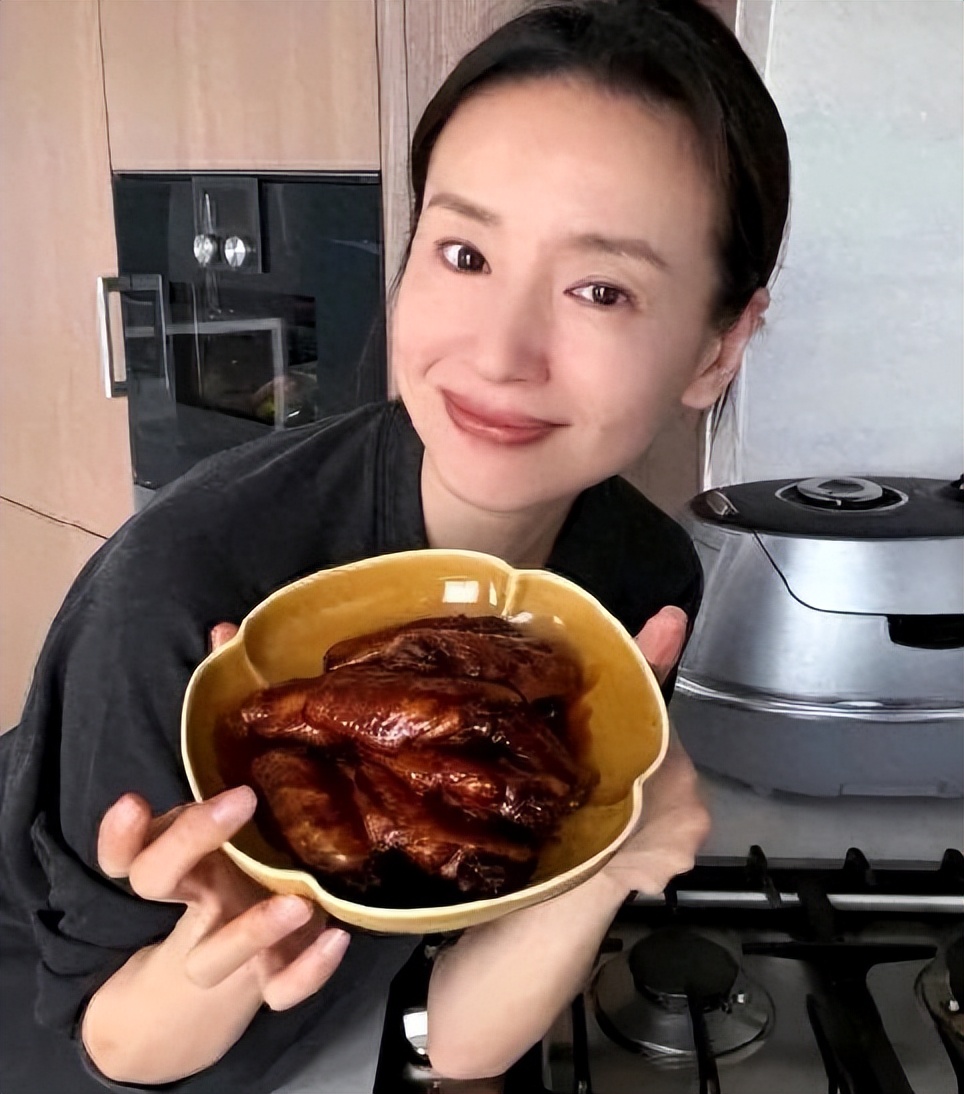 45岁董洁北京街头骑行,穿1万7羽绒服在大街吃肉串,人小能吃