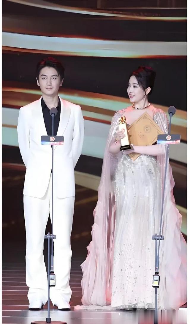 刘亦菲视后李现视帝!陈晓、刘亦菲、李现,导演组座位安排的好