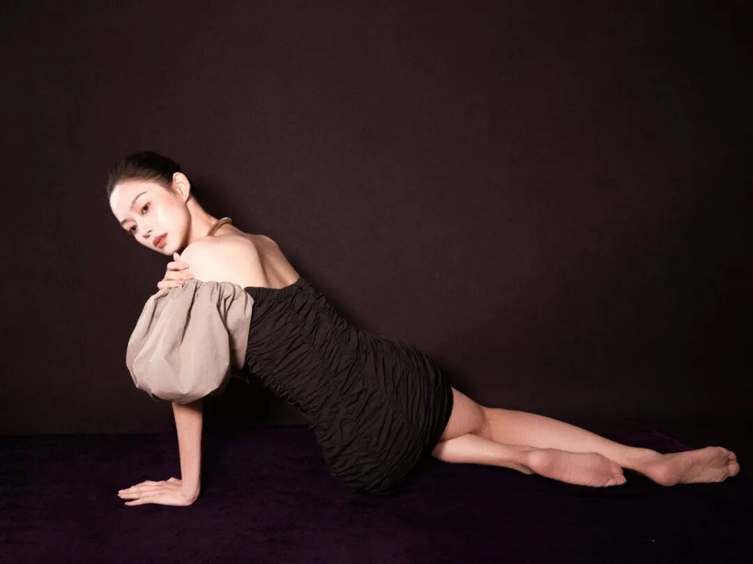 陈雨锶靓丽迷人 白皙美足