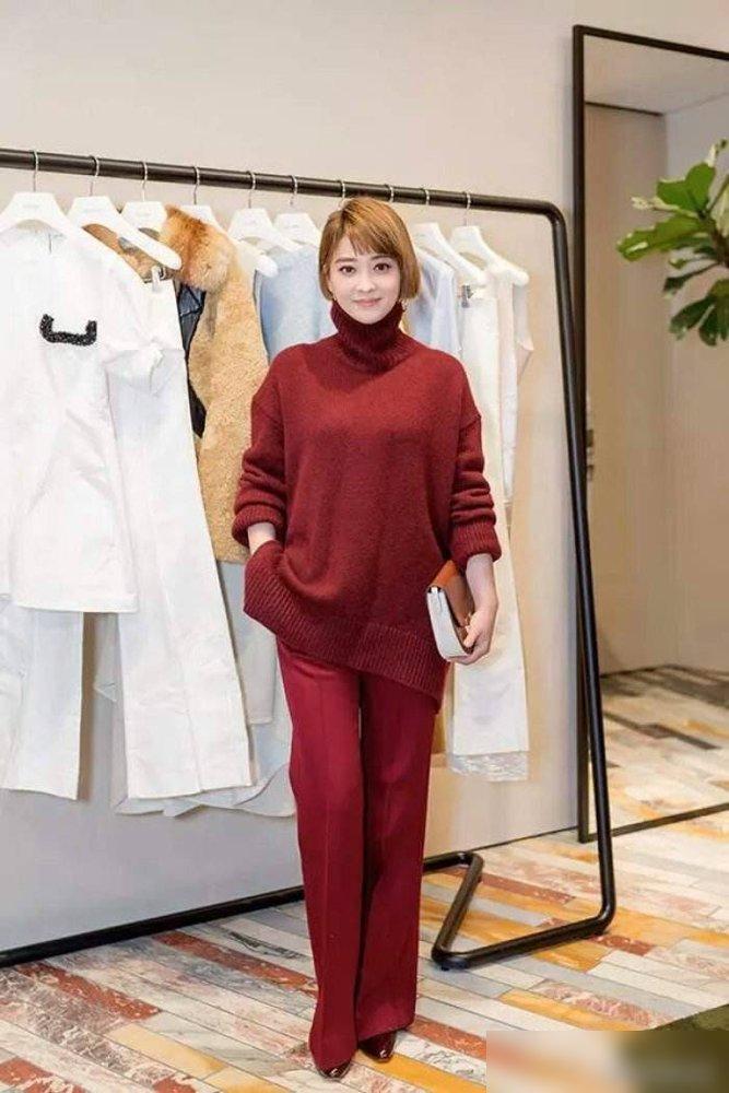 48岁梅婷新剪了波波头年轻10岁,穿毛衣+阔腿裤,美得像换了个人