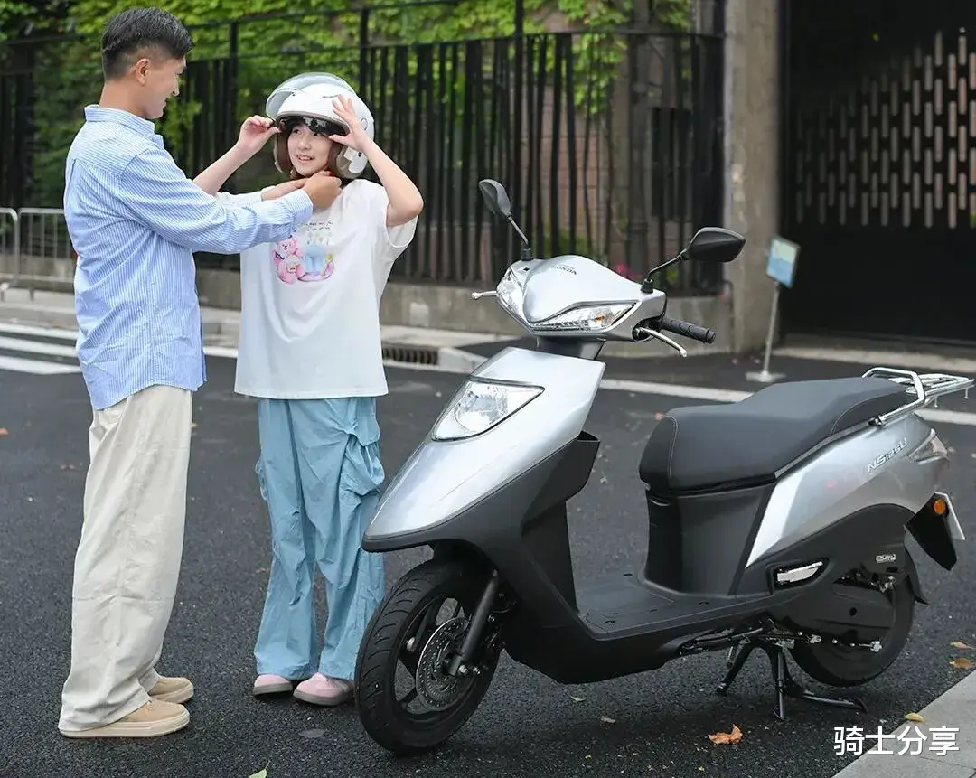 本田系又一款踏板车亮相，搭载esp引擎，售价不会太贵！