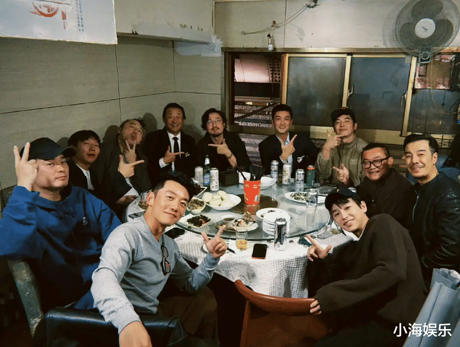 郑恺用AI处理上戏合照，网友扒原照片找不同，爱情公寓三人隔开坐