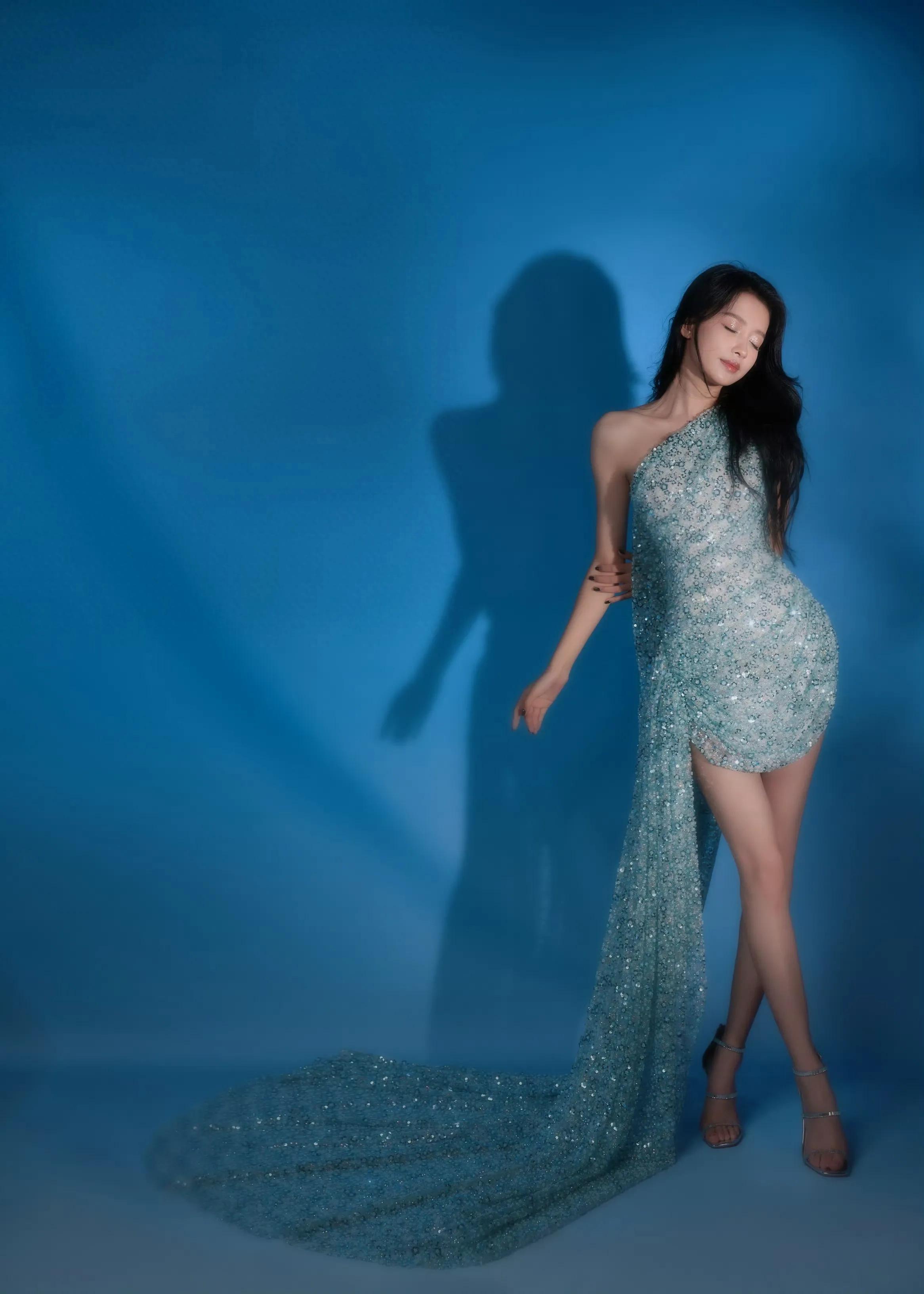 孙怡纱裙大长腿,柔美