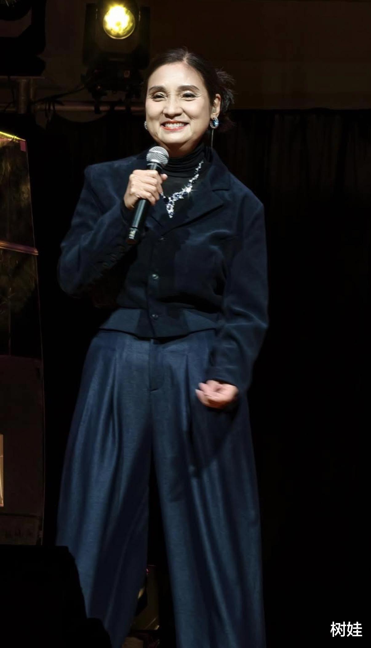 64岁戚美珍现身卢海鹏演唱会，皱纹明显优雅老去，苗侨伟也在现场