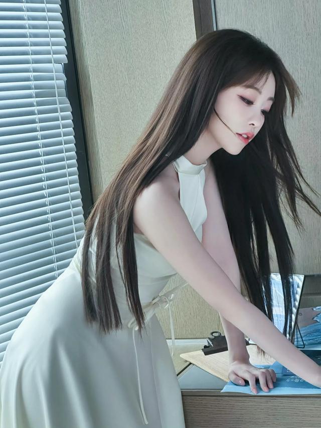 祝绪丹白色挂脖长裙