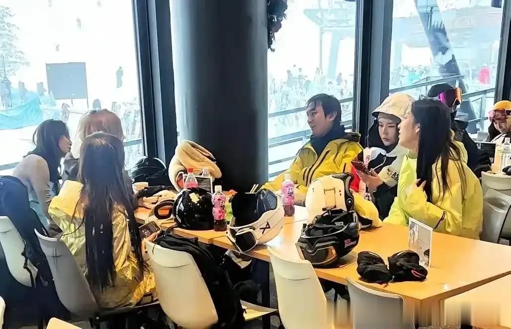 王思聪在国外过得挺逍遥自在的！六个美女陪伴的非常周到！