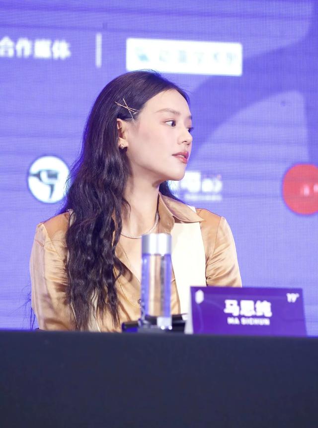 马思纯今日营业美照,奔放性感