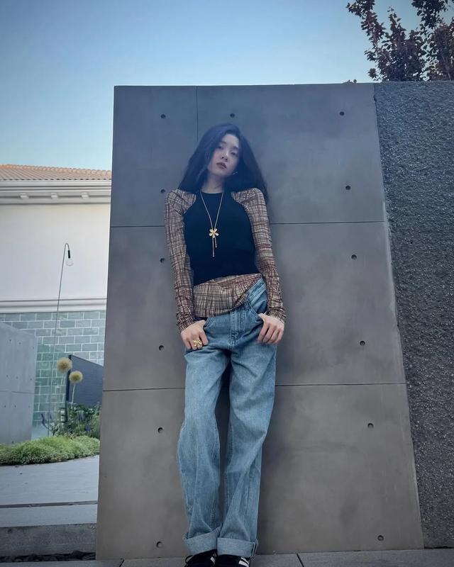 黄磊孙莉大女儿晒美照，19岁黄多多打扮酷girl范，颜值气质太优越