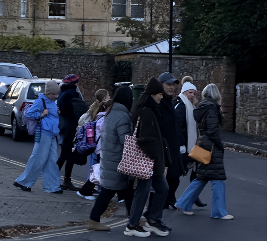 钱再多有什么用？年仅50岁就皮松肉垮的胡可，给所有女星提了个醒