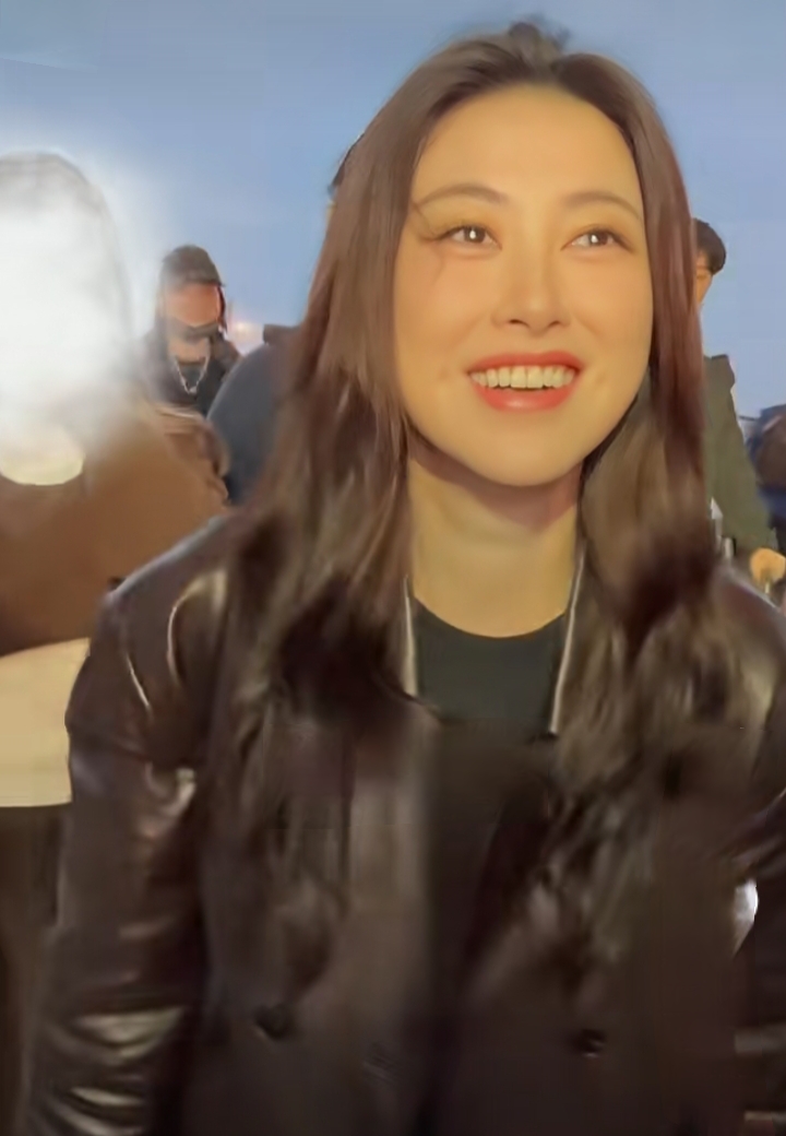 朱珠重庆机场出发，棕皮夹克搭长裤，波浪长发又飒又美