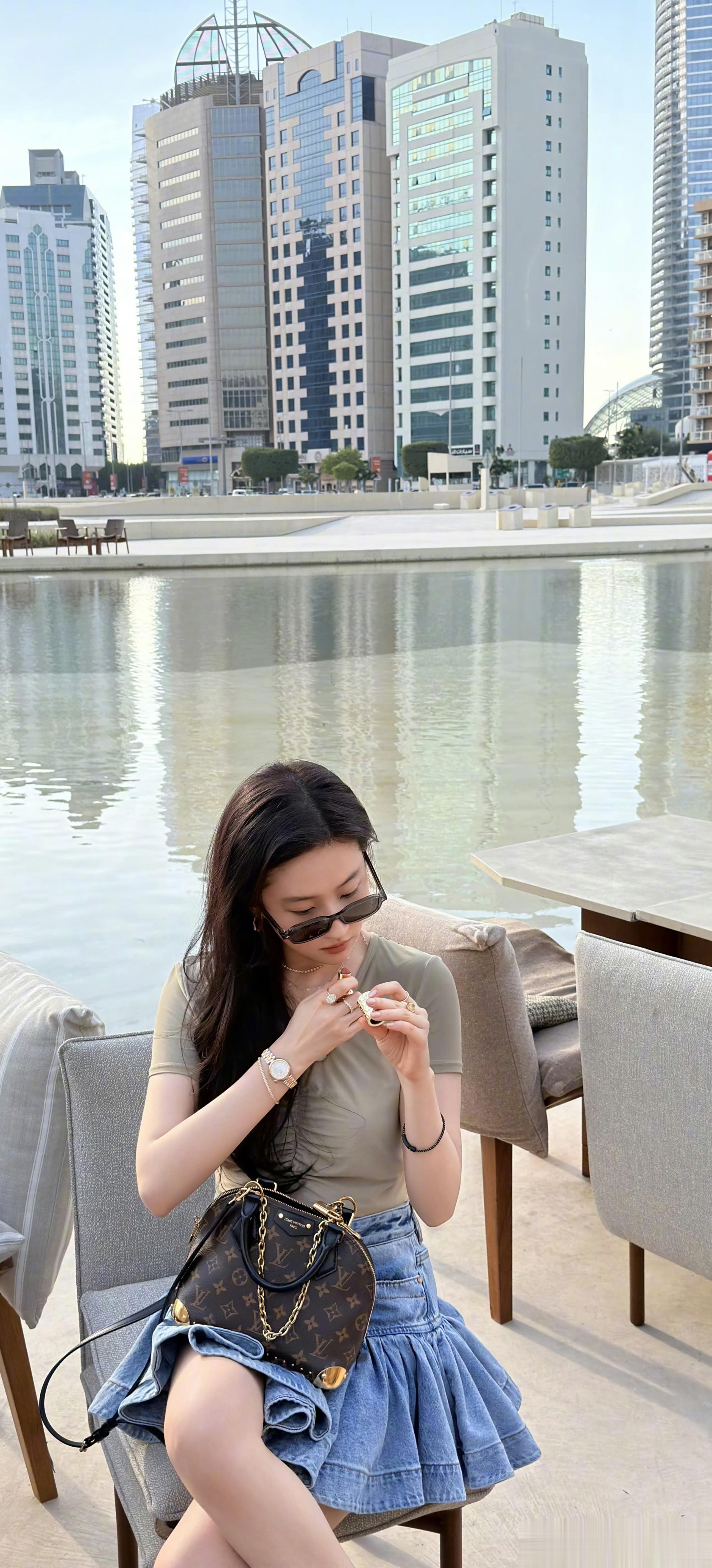 刘亦菲阿联酋素颜照，纯天然原生态的美貌冲击\uD83E\uDD79