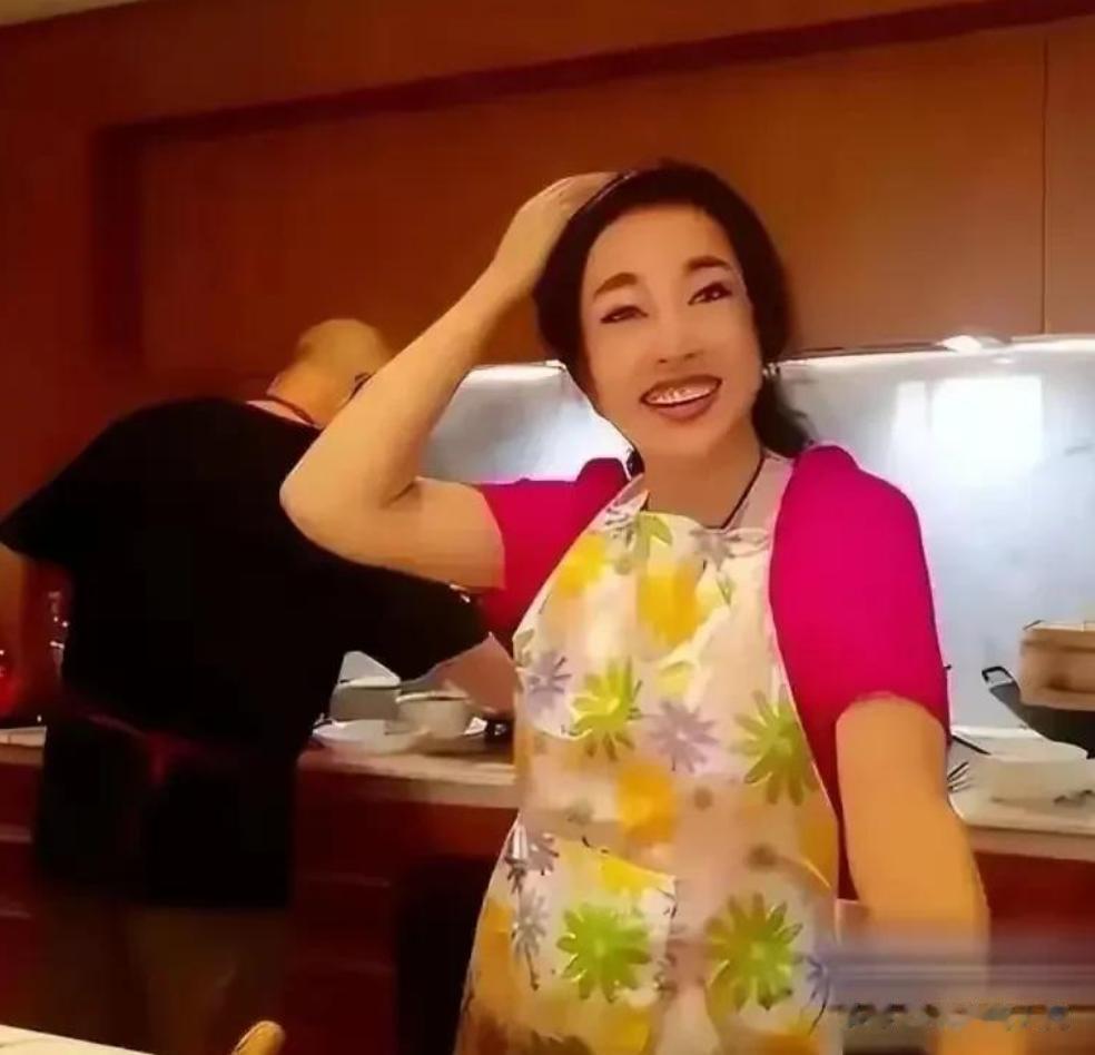 刘晓庆罕见为82岁老公下厨！穿的花枝招展，网友：这哪像73岁？