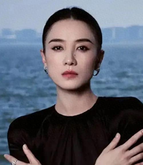 宋佳带妈妈参观工作室，母女俩眉眼神似，走路姿势一模一样好温馨